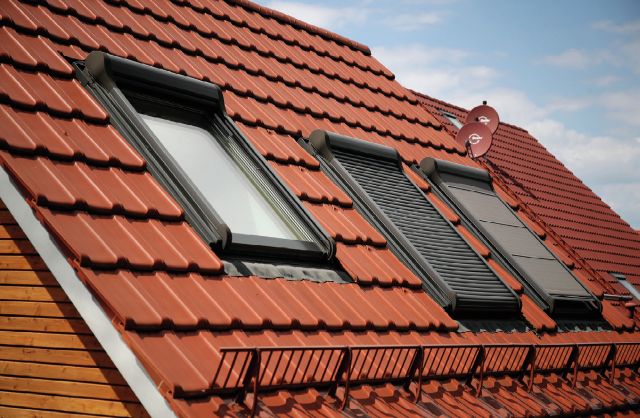 ROTO QT4 Plus – kyvné střešní okno s elektrickým otevíráním