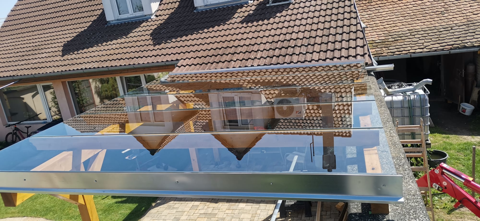 Velkoformátové zasklívání minijeřábem