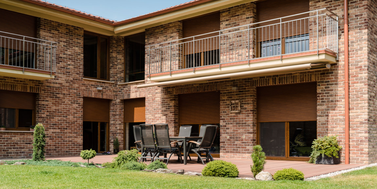 Zaomítací roleta FASADE – skrytý box