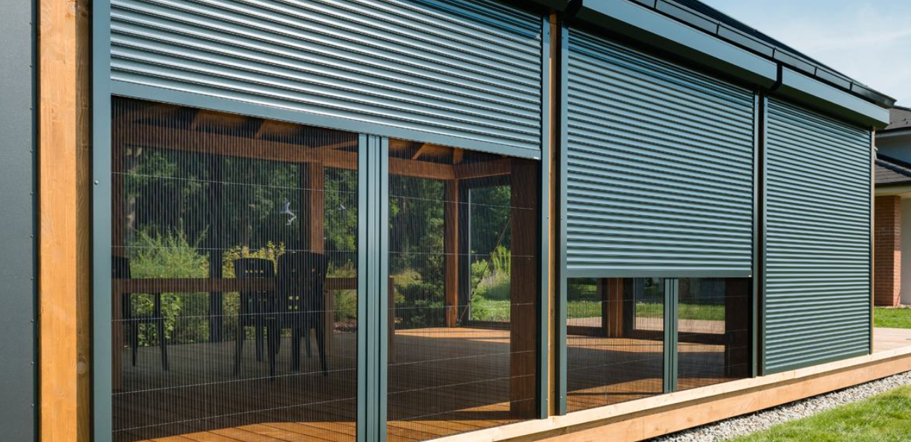 Detail lamel předokenní rolety